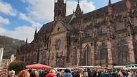 Der Wochenmarkt auf dem Münsterplatz wurde von vielen Besuchern angezogen. 