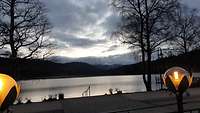 Umringt von Schwarzwaldtannen lag der Titisee idyllisch in der Abenddämmerung. 