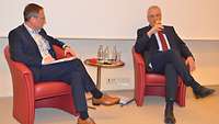 Der Bayerische Innenminister Joachim Herrmann (r) und der Moderator Dr. Achim Budde im Gespräch