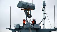 Angehörige des Marinearsenals entfernen ein Radar vom Schiff