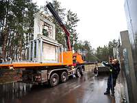 Zerstörte Wandelemente einer Häuserkampf-Anlage werden auf einen Lkw verladen