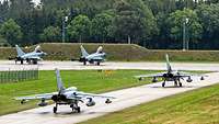 Zwei Tornados und zwei Eurofighter sind auf einem Flugplatz während der Übung Baltic Hunter.