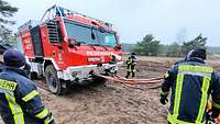 Ein Feuerwehrfahrzeug mit Abschleppgeschirr