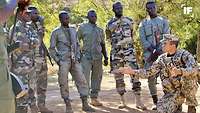 Ein Hauptmann der Bundeswehr bei der Aus- und Weiterbildung malischer Soldaten