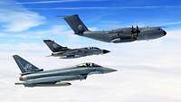 Ein A400M, ein Tornado und ein Eurofighter fliegen bei blauem Himmel gemeinsam in einer Formation.