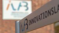 Das Schild iLab“ – Innovationslabor, Führungsakademie der Bundeswehr hängt am Eingang 