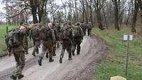 Eine große Gruppe von Soldaten beim marschieren 