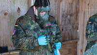 Ein Soldat mit ABC-Schutzmaske