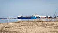 Die Fähre mit den Tankwagen läuft aus dem Hafen in Estland aus