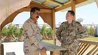 Ein deutscher Soldat im Gespräch mit einem irakischen Oberst.