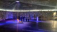 Soldaten haben einen Kranz in der Yad Vashem Holocaust Gedenkstätte abgelegt