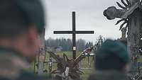 Soldaten der Battlegroup bei einem Gottesdienst am Berg der Kreuze in Litauen