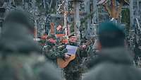 Soldaten der Battlegroup bei einem Gottesdienst am Berg der Kreuze in Litauen