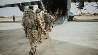 Soldaten steigen in das Transportflugzeug A400M ein