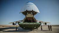 Das Transportfahrzeug Antonow steht auf dem Flugfeld und öffnet die Heckklappe