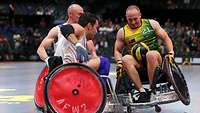 Drei Personen, die im Rollstuhl sitzen, kollidieren bei der Disziplin Rollstuhlrugby
