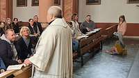 Militärpfarrer Kramer und die Teilnehmer in der in der St. Hieronymus Kirche in Dahlem 