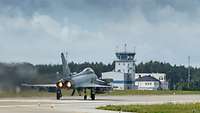 Ein Eurofighter startet mich Nachbrenner von der Ämari Air Base in Estland.