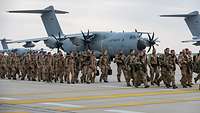 Soldaten auf dem Rollfeld vor A400M