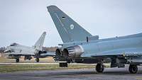 Ein deutscher und ein britischer Eurofighter rollen zur Startbahn der Ämari Air Base