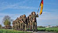 Soldaten marschieren in Formation