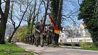 Marsch durch den Stadtpark in Gifhorn.