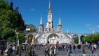 Soldaten vor der Rosenkranzbasilika in Lourdes