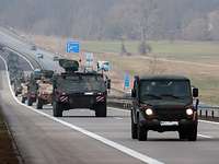Bundeswehrfahrzeuge auf der Autobahn