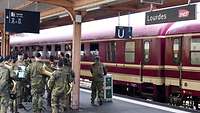 Musiker des Marinemusikkorps aus Wilhelmshaven auf dem Bahnhof in Lourdes