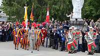 Die Fahnenabordnung der Schweizer Garde marschiert vor die Rosenkranzbasilika