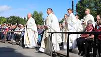 Einzug der Zelebranten zum Gottesdienst 