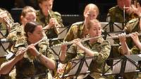 Mitglieder des Marinemusikkorps aus Wilhelmshaven spielen Flöte