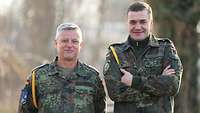 Die zwei Kompaniefeldwebel, Oberstabsfeldwebel Horst K. und Oberstabsfeldwebel Martin M., stehen in Uniform nebeneinander.