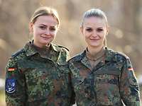 Die beiden Freundinnen, Oberfeldwebel Emilia K. und Stabsunteroffizier Julia M., stehen nebeneinander in Uniform.