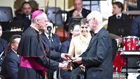 Militärbischof Overbeck übergibt Militärdekan a. D. Msgr. Johann Meyer die Goldenen Medaille der Militärseelsorge