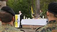 Soldaten beim Feldgottesdienst in Külsheim