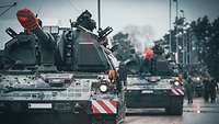 Panzerhaubitzen 2000 fahren zum Truppenübungsplatz