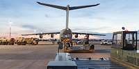 Soldaten entladen Material aus einem Transportflugzeug A400M am Lufttransportstützpunkt Niamey..