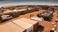 Fahrzeuge, Zelte und Container stehen im Camp Castor in Mali.