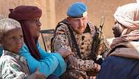 Ein Soldat spricht mit Einheimischen in Gao bei seiner Patrouille.