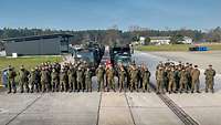 Soldaten der Multinationalen Militärpolizeikompanie VJTF Land in Antreteformation.