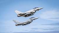 Zwei Kampfjets starten. Im Vordergrund ein britischer Typhoon und dahinter ein deutscher Eurofighter