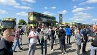 In der Motosport Arena steht der Karrieretruck der Bundeswehr, davor Besucherinnen und Besucher.