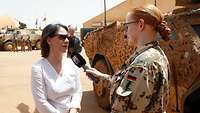 Eine Soldatin interviewt die Außenministerin Baerbock bei ihrem Besuch in Mali