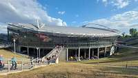 Die Zuschauer laufen über eine Brücke ins Fußballstadion.