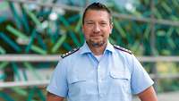 Portrait-Foto von Hauptmann Nico M. im blauen Bundeswehr-Kurzarm-Hemd