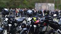 Die Motorräder und Biker vor der Gedenkstätte