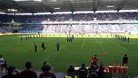 Soldaten stehen in Formation im Stadion 