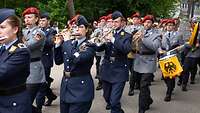 Musiker in Uniform musizieren und marschieren