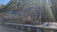 Bergepanzer Büffel auf einem Schwelasttransporter